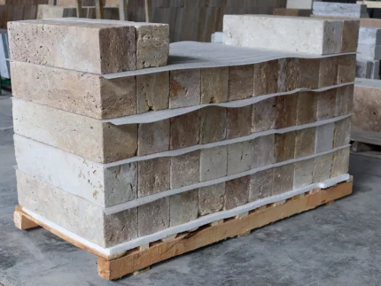 Beige Travertine-Kerbstone