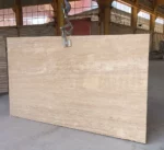 Светлый бежевый травертин – резка по жилкам – полированная обработка – плитка