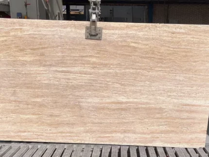 Светлый бежевый травертин – резка по жилкам – полированная обработка – плитка