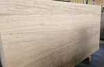 Светлый бежевый травертин – резка по жилкам – полированная обработка – плитка