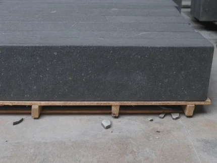 01-Black Granite Kerbstone
