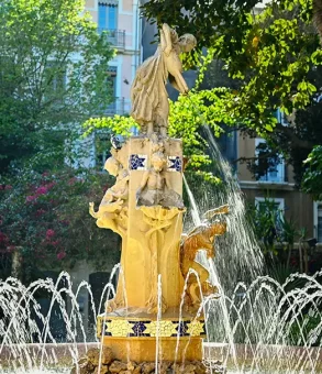 каменный фонтан